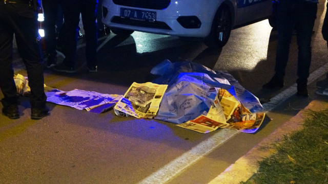 Antalya'da üst geçitten düşen kişi otomobilin altında kalarak öldü - Resim: 0