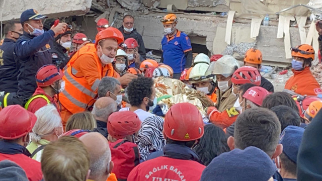 İzmir'de depremdeki enkazdan 17 saat sonra kurtarıldılar - Resim: 0