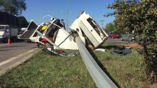 Samsun'da aydınlatma direğine çarparak ikiye bölünen araçtan sağ çıktı - Resim: 0