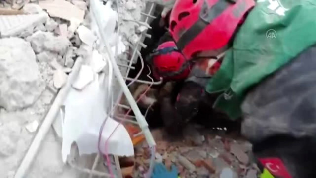 Gizem İleri, enkaz altında geçen 9 saati anlattı: Bizim üzerimize duvar düştü - Resim: 0