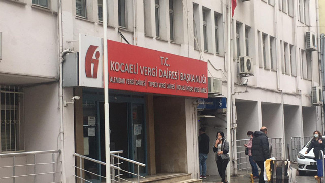 Kocaeli'de vergi dairesi çalışanları deprem olduğunu sanıp bahçeye çıktı - Resim: 0