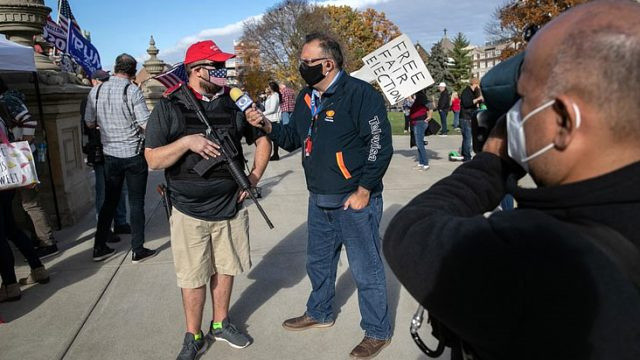 Trump destekçileri uzun namlulu silahlarla sokağa indi - Resim: 1