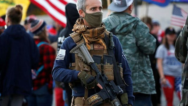 Trump destekçileri uzun namlulu silahlarla sokağa indi - Resim: 0