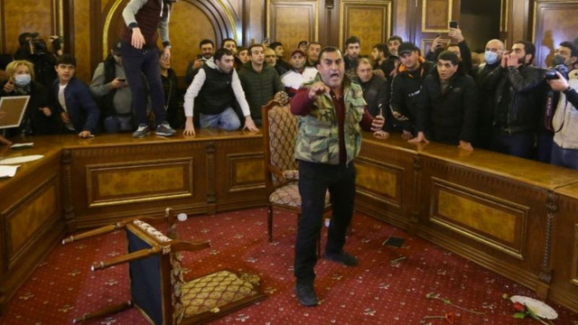 Emmanuel Macron: Ermenistan'ın yanındayız Dağlık Karabağ için Erivan'a insani yardım göndereceğiz - Resim: 0