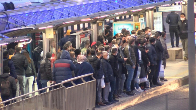 İstanbul Cevizlibağ metrobüs durağında korkutan manzara - Resim: 0