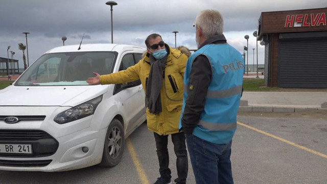 Kısıtlamayı ihlal eden sürücü polislerin ateşini ölçmek isteyip kimlik sordu - Resim: 0