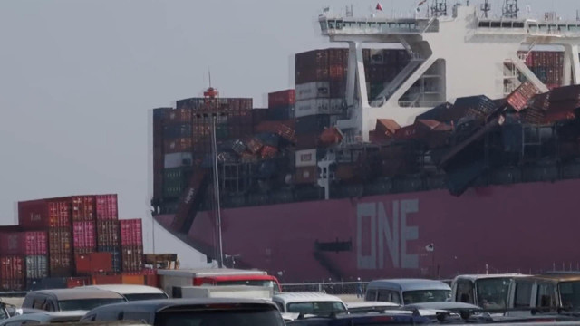 Tarihin en büyük kaybı! Japonya'ya giden kargo gemisindeki 2 bin konteyner devrildi - Resim: 0