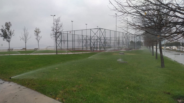 Yağmurlu havada İBB çimleri suladı vatandaşlar tepki gösterdi - Resim: 0