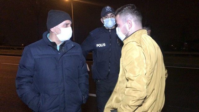 Düzce'de çalışma bahanesiyle gezen 4 kişi polise yakalandı ceza kesildi - Resim: 1