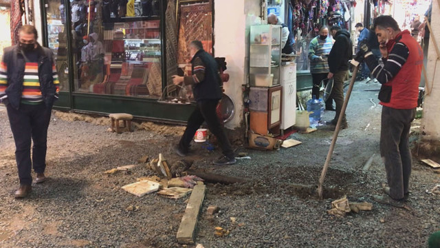 Kapalıçarşı'da su borusu patladı dükkanlardaki ürünler zarar gördü - Resim: 0