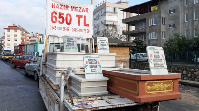 Antalya Serik'te pazarda hazır mezar tezgahı açıldı - Resim: 0