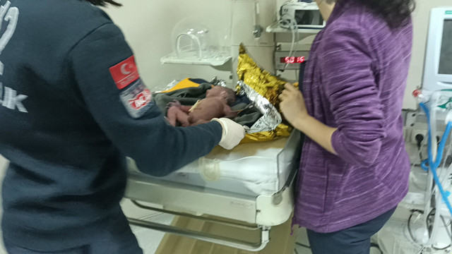 Esenyurt'ta ayakkabı kutusu içinde yeni doğmuş bebek bulundu - Resim: 0