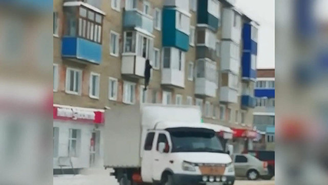 Rusya’da evli kadınla basıldığı iddia edilen kişinin kaçma anı görüntülendi - Resim: 0