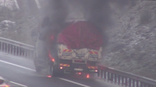 Sarıyer'de sabun yüklü kamyon alev alev yandı - Resim: 0