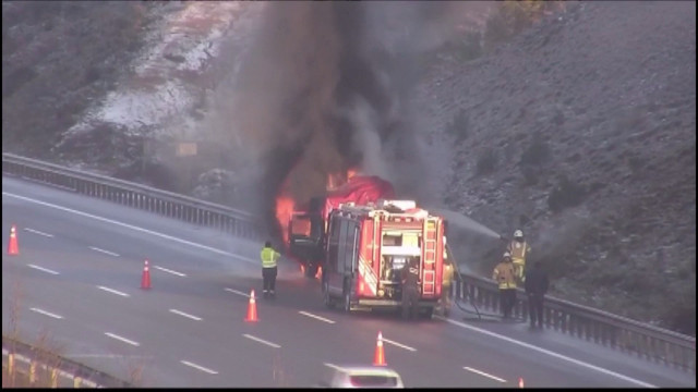 Sarıyer'de sabun yüklü kamyon alev alev yandı - Resim: 1