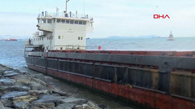 Zeytinburnu'nda gemi karaya oturdu - Resim: 0