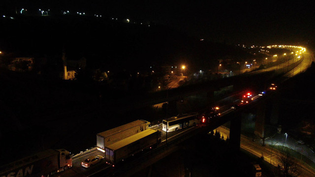 Yolcu dolu otobüs TEM'de kontrolden çıkıp viyadükte asılı kaldı! Uçmasına ramak kaldı - Resim: 2