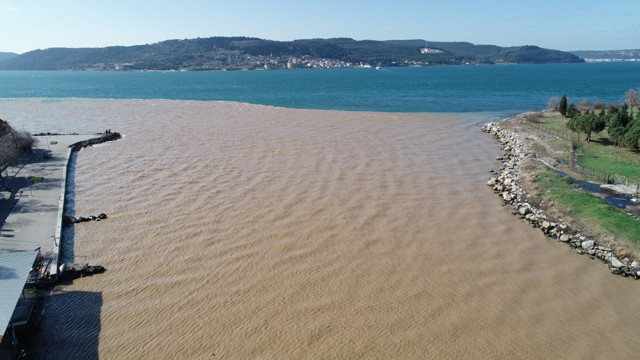 Sarıçay'dan akan çamurlu su Çanakkale Boğazı'nın rengini değiştirdi - Resim: 0