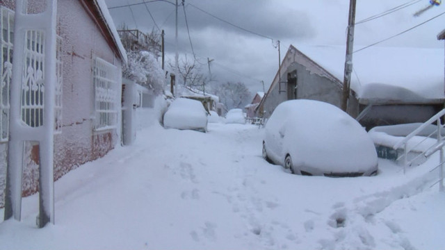Sarıyer'de araçlar kara gömüldü vatandaşlar yolları açtı - Resim: 0
