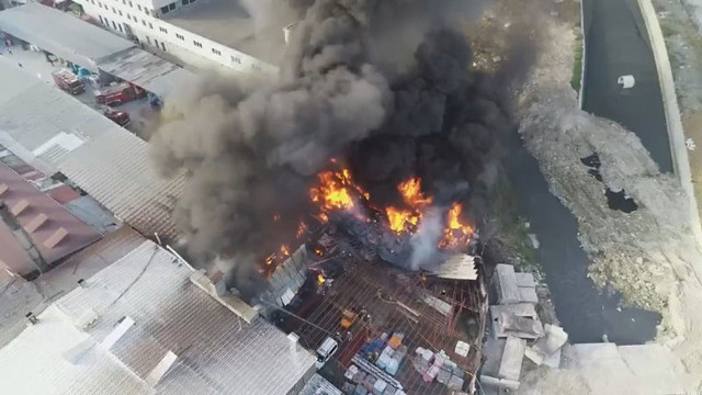 Küçükçekmece'de hurdalık alanda yangın! Dumanlar kilometrelerce uzaktan görüldü - Resim: 0