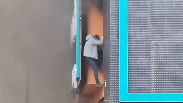 Ataşehir’de korkunç fabrika yangını! Bir işçi son anda böyle kurtuldu - Resim: 0