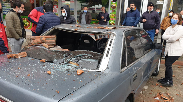 Sakarya'da intihar girişimi: Kadın 'Çocuklarımı getirin' diye bağırdı kiremitleri aşağı attı - Resim: 1