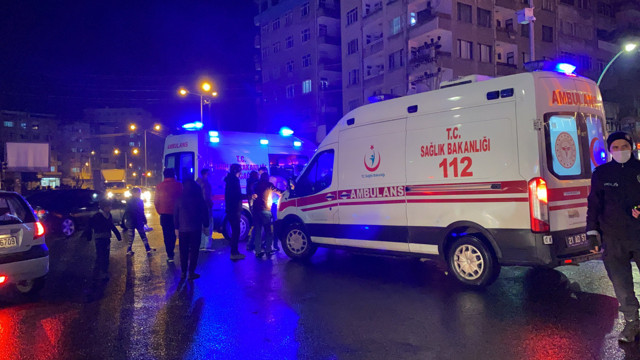 Diyarbakır'da kendini yarı çıplak yola atan alkollü kişi ekiplere zor anlar yaşattı - Resim: 2