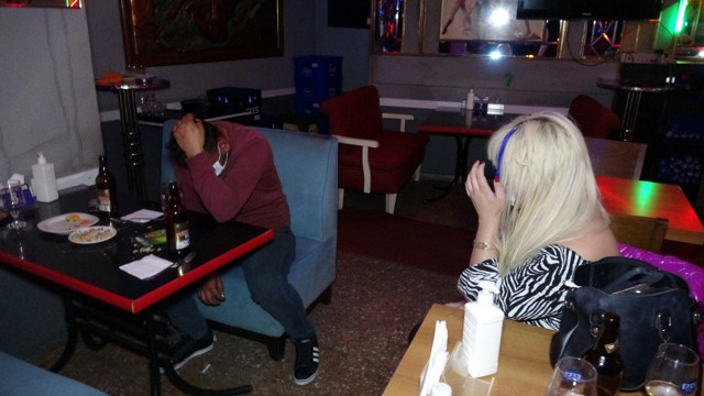 İzmir'de polis baskınında gece kulübünde yakalandı: Adam mı öldürdük - Resim: 1