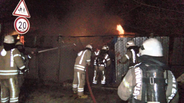 Ümraniye'de inşaat malzemeleri deposunda yangın - Resim: 0