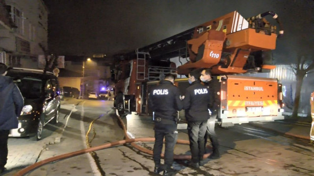 Ümraniye'de inşaat malzemeleri deposunda yangın - Resim: 1