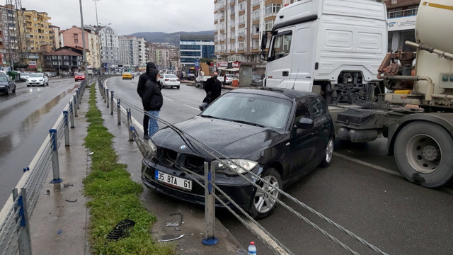 Zonguldak Ereğli'de kaza sonrası şoka giren sürücü dakikalarca ağladı - Resim: 0