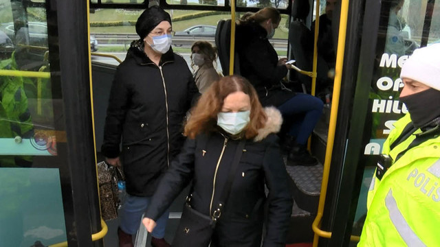 Maltepe'de koronavirüs denetiminde ceza kesilen sürücü minibüsü bırakıp uzaklaştı - Resim: 0