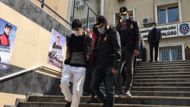 İstanbul'da 10 kişiyi toplam 1 milyon lira dolandıran sahte polisler yakalandı - Resim: 0