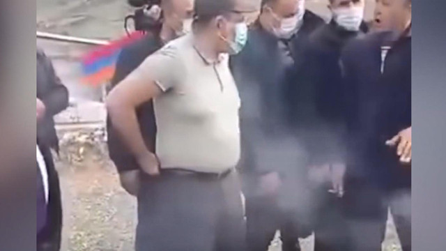 Ermenistan Başbakanı Paşinyan bu sefer mezarlıktan kovuldu! Papaz da kovmuştu - Resim: 0