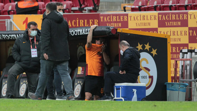 Arda Turan, Fatih Terim'le yedek kulübesinde ne konuştu? - Resim: 0