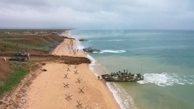Rus donanmasından Kırım açıklarında gövde gösterisi gibi tatbikat - Resim: 0