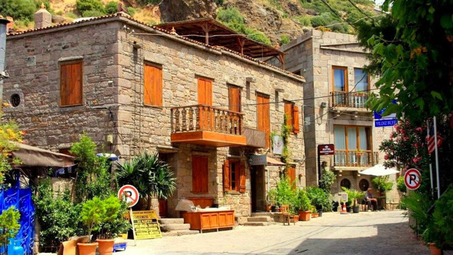 Assos afet bölgesi ilan edildi Behram kale yolu ve tüm oteller 500 gün kapalı - Resim: 0