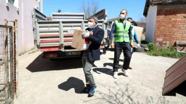 Dilovası Belediye Başkanı Hamza Şayir yardım kolisi yüklü araçları böyle uğurladı - Resim: 0