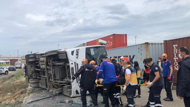 Bursa'da işçi midibüsü takla attı 20 kişi yaralandı - Resim: 1