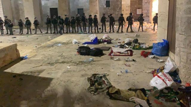 İsrail polisi Mescid-i Aksa'ya girerek cemaate saldırdı - Resim: 0