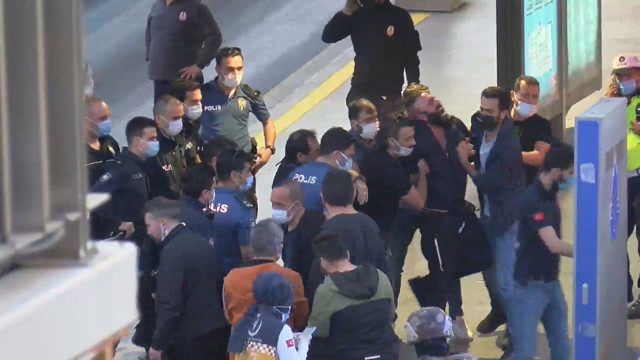 İstanbul Beylikdüzü'nde metrobüsteki yolcuları rehin alan şahıs kendine araç içine kapattı - Resim: 1
