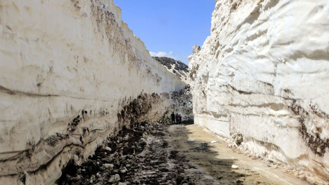 Yüksekova'da mayıs sonu 8 metrelik karla mücadele - Resim: 0