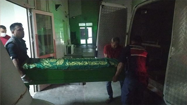 Adana'da biri otomobil içerisinde diğeri arazide iki kadın silahla vurulmuş halde ölü bulundu - Resim: 1