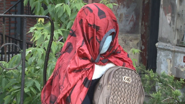 Beyoğlu'nda gizemli kadın! 5 gündür oturduğu duvardan kalkmadı - Resim: 0