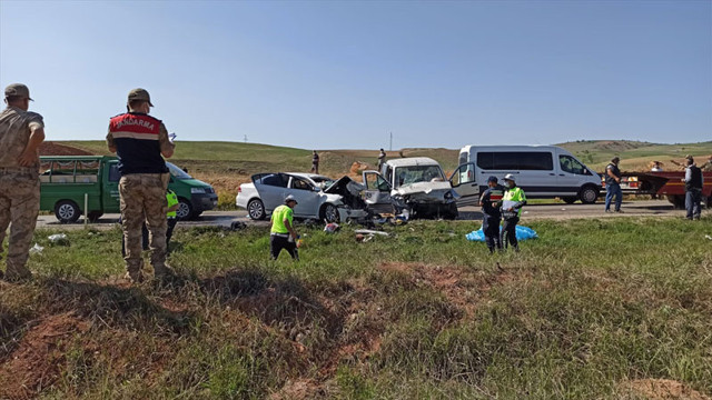 Tokat'ta hafif ticari araç ile otomobil çarpıştı: 5 ölü, 6 yaralı - Resim: 0