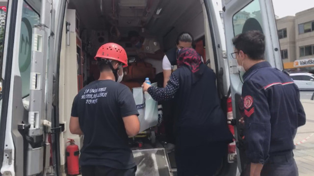 İstanbul Taksim'de asansörde mahsur kalan kadınlar yaklaşık 3 saatte kurtarıldı - Resim: 0