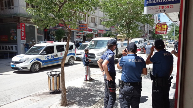 Elazığ'da eski meclis üyesi iş yerinde bıçaklanarak öldürüldü - Resim: 1