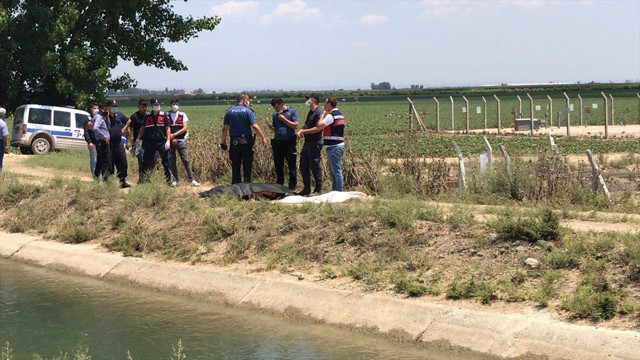 Adana'da sulama kanalına devrilen araçtaki iki kişinin cesedine ulaşıldı - Resim: 0