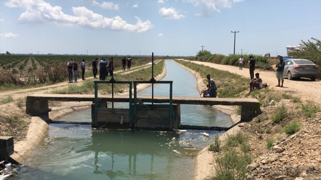 Adana'da sulama kanalına devrilen araçtaki iki kişinin cesedine ulaşıldı - Resim: 1