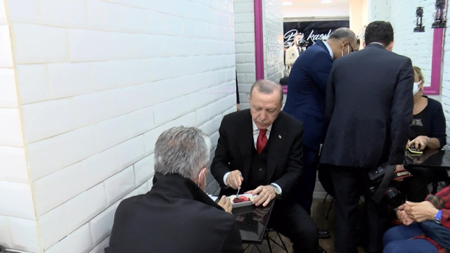 Cumhurbaşkanı Erdoğan, Beylerbeyi'nde dondurmacıya uğradı - Resim: 0